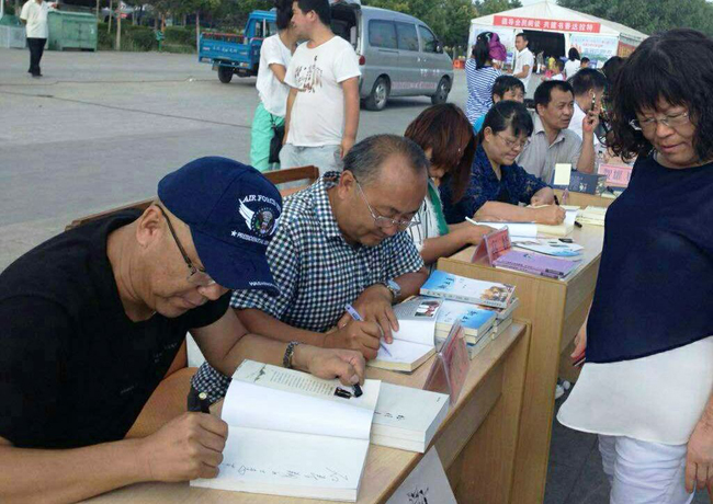 張繼平參加沐浴書香讓愛流淌-達旗作家簽名售書公益活動