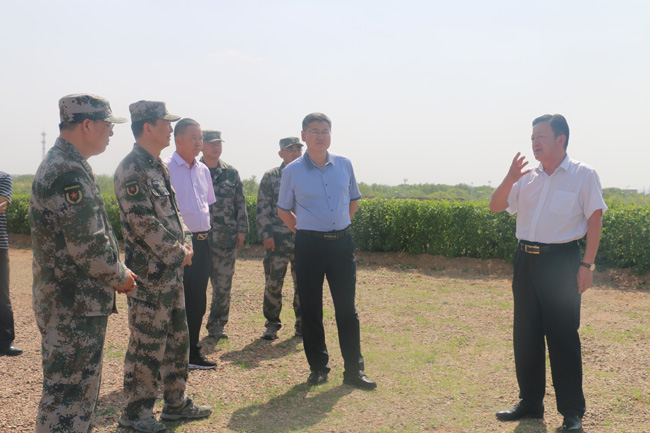 中國(guó)人民解放軍內(nèi)蒙古軍區(qū)政委王炳躍來風(fēng)水梁考察